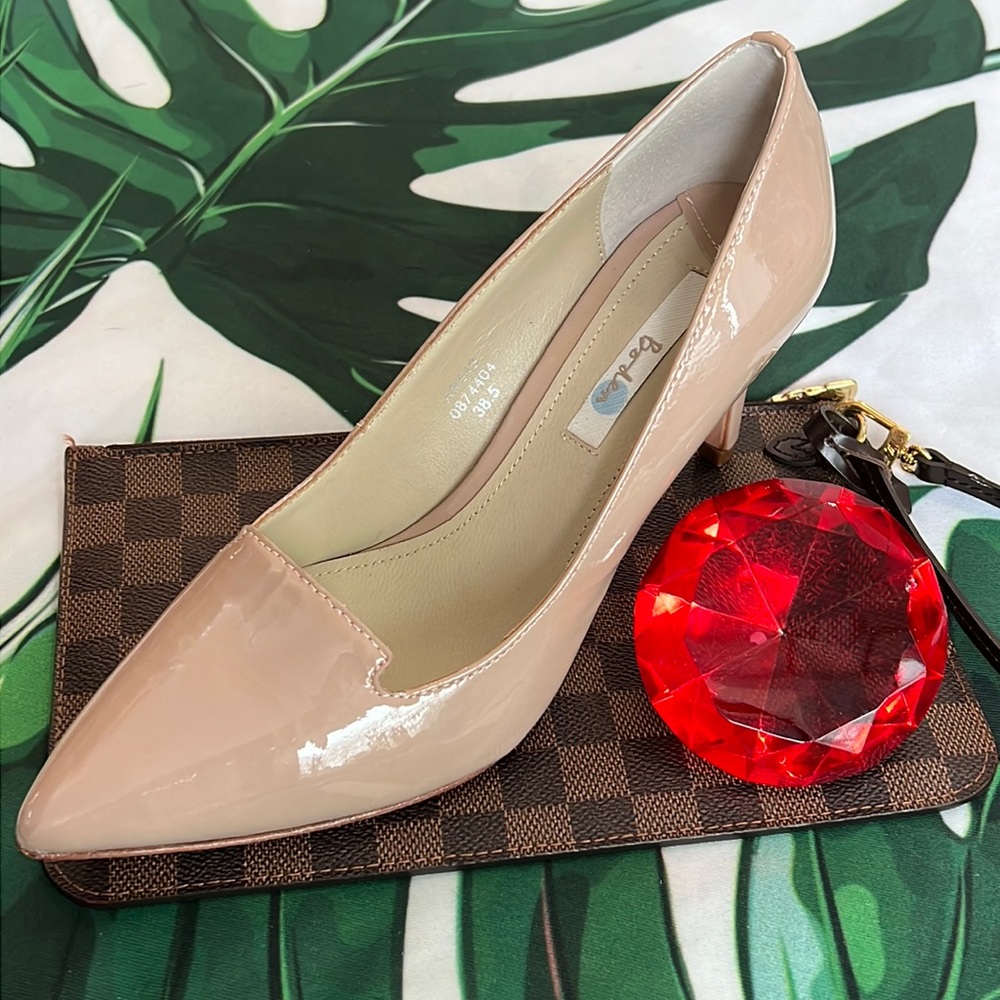Boden beige, patent pumps